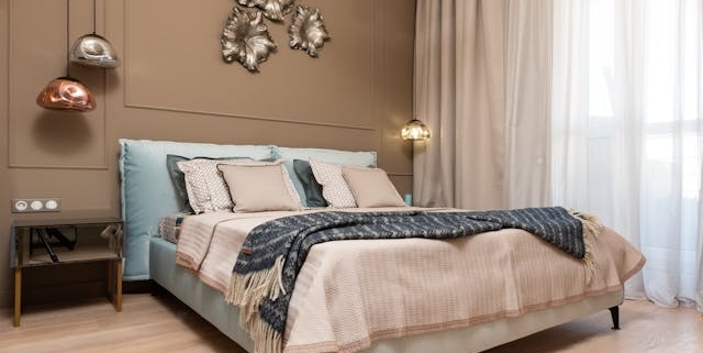 bedroom-with-double-matress-with-blue-covers bedroom-with-double-matress-with-blue-covers
