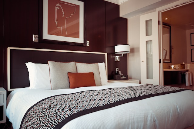 brown-bedroom-with-neutral-accents brown-bedroom-with-neutral-accents