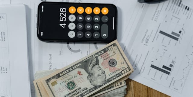 calculator-app-on-financial-charts-with-cash-and-pen