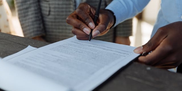 people-signing-a-contract